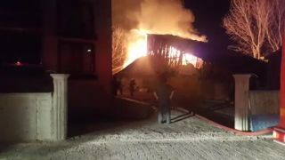 Bolu’da, ahır ve 2 katlı ahşap ev alev alev yandı