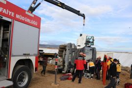 Bolu’da, devrilen kamyonda sıkışan sürücüyü itfaiye kurtardı