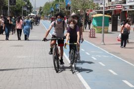 Bolu’da gençler park ve caddeleri doldurdu