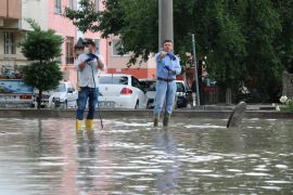 Bolu’da 15 dakika süren sağanak yağmur hayatı felç etti
