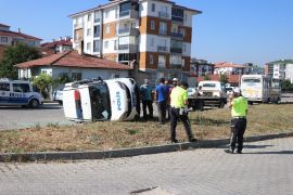 Bolu’da minibüs ile çarpışan polis aracı devrildi: 3 yaralı