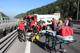 TEM’de, tırla çarpışan kamyonun sürücüsü ağır yaralandı