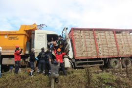 Bolu’da 2 kamyon kafa kafaya çarpıştı: 2 yaralı