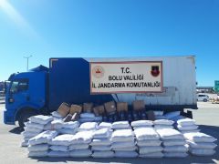 Bolu’da kaçak ürünlerle dolu kargo araçları jandarmaya yakalandı