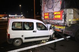 TEM’de hafif ticari araç tıra arkadan çarptı: 3 yaralı