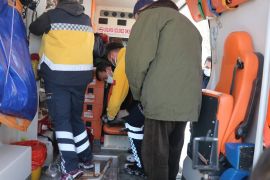 Bolu’da yanan evden kurtarılan kediye ambulansta kalp masajı
