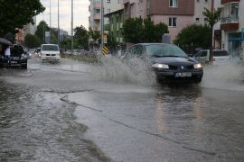 Şiddetli yağmur caddeleri suyla doldurdu