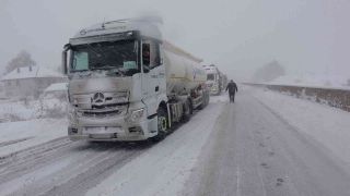 Bolu Dağı İstanbul yönüne ağır tonajlı araçların geçişleri yasaklandı